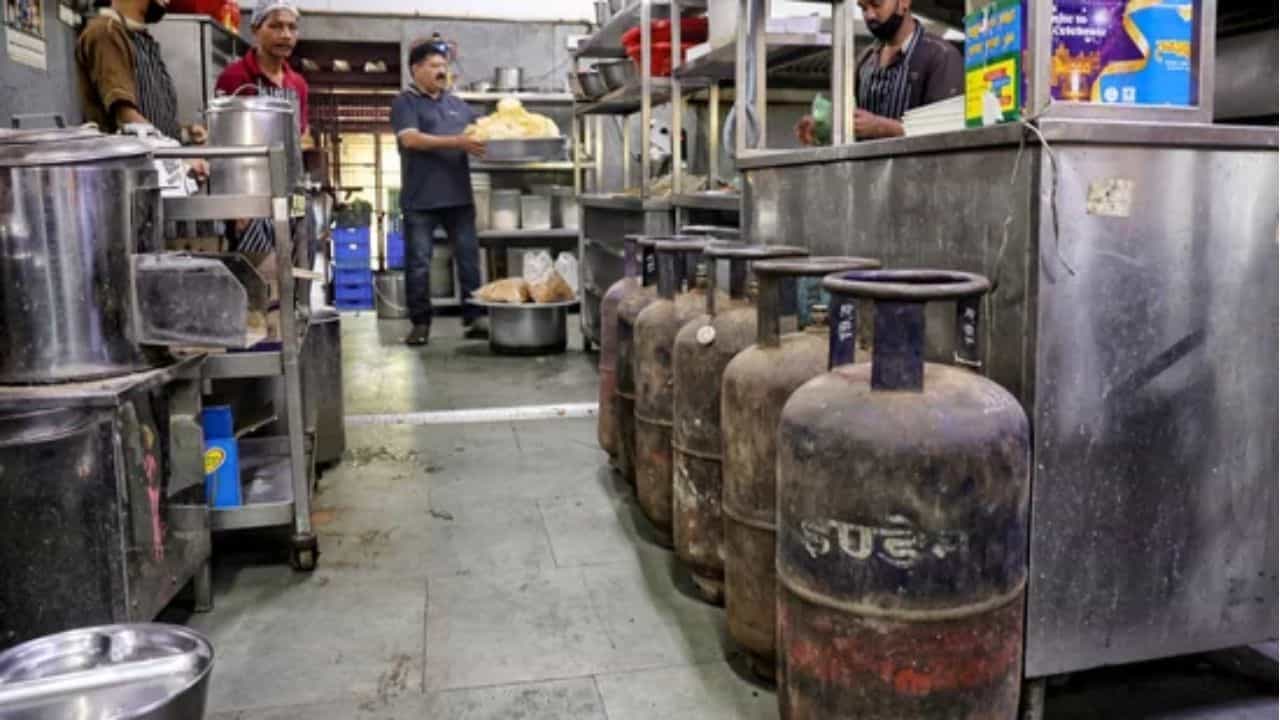 LPG ಸಿಲಿಂಡರ್ ಸಮಸ್ಯೆಗೆ ತಲ್ಲಣಿಸಿದ ಹೋಟೆಲ್ ಉದ್ಯಮ: ಐದೇ ದಿನಗಳಲ್ಲಿ 100 ಕೋಟಿಗೂ ಅಧಿಕ ನಷ್ಟ! LPG ಸಿಲಿಂಡರ್ ಸಮಸ್ಯೆಗೆ ತಲ್ಲಣಿಸಿದ ಹೋಟೆಲ್ ಉದ್ಯಮ: ಐದೇ ದಿನಗಳಲ್ಲಿ 100 ಕೋಟಿಗೂ ಅಧಿಕ ನಷ್ಟ!