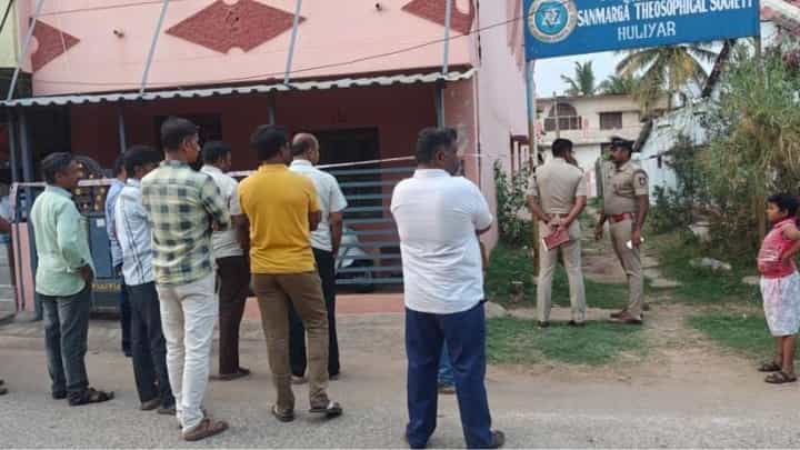 ಹುಳಿಯಾರಿನಲ್ಲಿ ಕಳ್ಳರ ಕೈಚಳಕ! ನಂಜನಗೂಡಿಗೆ ಹೋದ ದಂಪತಿ ವಾಪಸ್ ಬರುವಷ್ಟರಲ್ಲಿ ಮನೆ ಖಾಲಿ ಹುಳಿಯಾರಿನಲ್ಲಿ ಕಳ್ಳರ ಕೈಚಳಕ! ನಂಜನಗೂಡಿಗೆ ಹೋದ ದಂಪತಿ ವಾಪಸ್ ಬರುವಷ್ಟರಲ್ಲಿ ಮನೆ ಖಾಲಿ