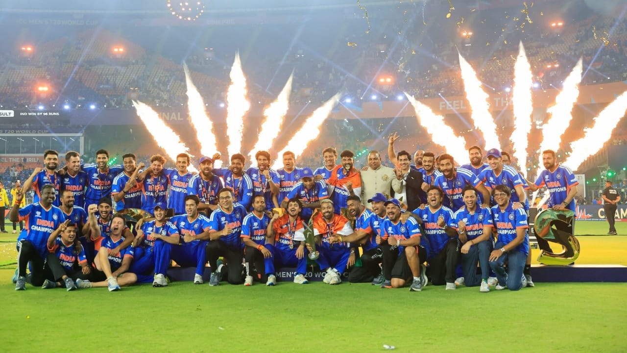 ತವರಿನ ಅಭಿಮಾನಿಗಳ ಮುಂದೆ ಐತಿಹಾಸಿಕ ಸಾಧನೆ ಮಾಡಿದ ಟೀಂ ಇಂಡಿಯಾಗೆ ಐಸಿಸಿ ವತಿಯಿಂದ ಟ್ರೋಫಿ ಜೊತೆಗೆ ದೊಡ್ಡ ಮೊತ್ತದ ಬಹುಮಾನವು ಸಿಗಲಿದೆ. ಟೀಂ ಇಂಡಿಯಾಗೆ ಮಾತ್ರವಲ್ಲದೆ, ರನ್ನರ್ ಅಪ್ ತಂಡವಾದ ಕಿವೀಸ್​ಗೂ ಕೋಟಿ ಕೋಟಿ ಹಣ ಸಿಗಲಿದೆ. ಹಾಗಿದ್ದರೆ, ಈ ಎರಡು ತಂಡಗಳಿಗೆ ಐಸಿಸಿ ಖಜಾನೆಯಿಂದ ಎಷ್ಟೆಷ್ಟು ಹಣ ಸಿಗಲಿದೆ ಎಂಬುದನ್ನು ನೋಡುವುದಾದರೆ..