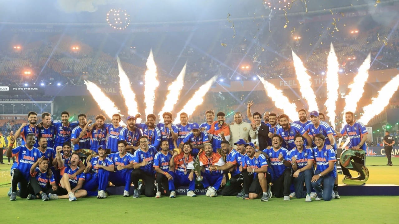 2026 ರ ಟಿ20 ವಿಶ್ವಕಪ್​ ಫೈನಲ್​ನಲ್ಲಿ ನ್ಯೂಜಿಲೆಂಡ್ ತಂಡವನ್ನು ಸೋಲಿಸುವ ಮೂಲಕ, ಭಾರತ ತಂಡವು ಸತತ ಎರಡನೇ ಬಾರಿಗೆ ಟಿ20 ವಿಶ್ವ ಚಾಂಪಿಯನ್ ಪಟ್ಟ ಅಲಂಕರಿಸಿತು. ಈ ಮಹತ್ವದ ಸಾಧನೆಯ ನಂತರ, ಬಿಸಿಸಿಐ ಟೀಂ ಇಂಡಿಯಾಗೆ ಬೃಹತ್ ಮೊತ್ತದ ಹಣವನ್ನು ಬಹುಮಾನವನ್ನಾಗಿ ನೀಡಿದೆ. ಮೇಲೆ ಹೇಳಿದಂತೆ ಭಾರತ ತಂಡಕ್ಕೆ  131 ಕೋಟಿ ರೂ. ಬಹುಮಾನ  ಸಿಕ್ಕಿದೆ.