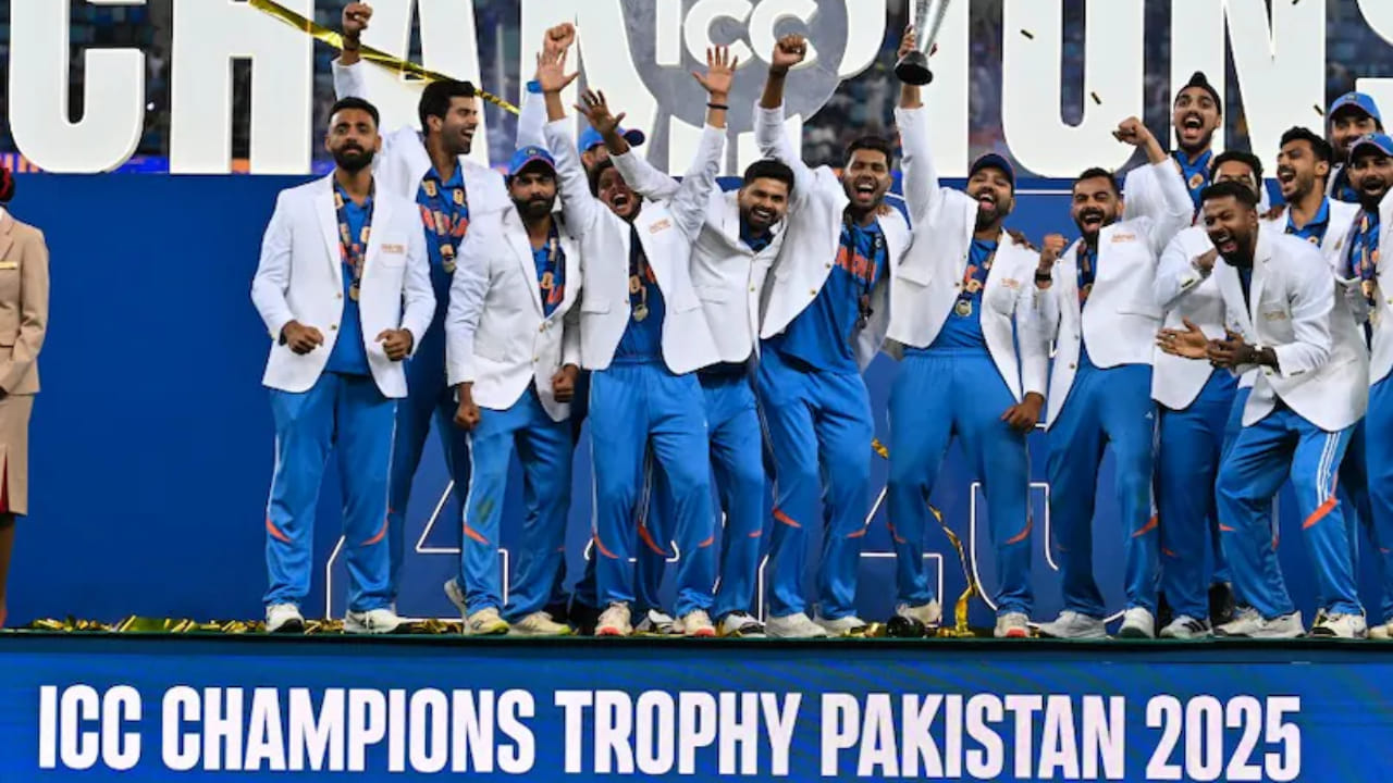 ಕಳೆದ ವರ್ಷ ನಡೆದಿದ್ದ 2025 ರ ಚಾಂಪಿಯನ್ಸ್ ಟ್ರೋಫಿಯಲ್ಲಿ ರೋಹಿತ್ ಶರ್ಮಾ ನಾಯಕತ್ವದ ಟೀಂ ಇಂಡಿಯಾ, ನ್ಯೂಜಿಲೆಂಡ್ ತಂಡವನ್ನು ಸೋಲಿಸುವ ಮೂಲಕ ಚಾಂಪಿಯನ್ಸ್ ಟ್ರೋಫಿಯನ್ನು ಎತ್ತಿಹಿಡಿದಿತ್ತು. ಈ ಗೆಲುವಿಗೆ ಬಹುಮಾನವಾಗಿ ಬಿಸಿಸಿಐ ಭಾರತ ತಂಡಕ್ಕೆ 58 ಕೋಟಿ ರೂ. ನೀಡಿತ್ತು.