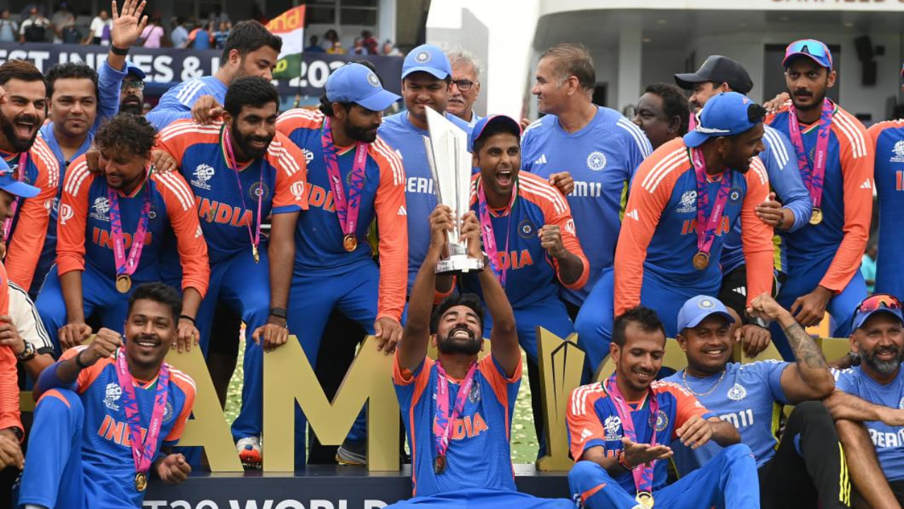 2024 ರ ಟಿ20 ವಿಶ್ವಕಪ್ ಗೆದ್ದ ಭಾರತ ತಂಡಕ್ಕೆ, ಬಿಸಿಸಿಐ 125 ಕೋಟಿ ರೂ. ಬಹುಮಾನ ನೀಡಿತ್ತು. ಈಗ ಭಾರತ ಮಹಿಳಾ ತಂಡವು ಈ ವರ್ಷ ಟಿ20 ವಿಶ್ವಕಪ್ ಆಡಬೇಕಾಗಿದೆ. ಹಾಗೆಯೇ ಪುರುಷರ ತಂಡವು ಮುಂದಿನ ವರ್ಷ ಅಂದರೆ 2027ರಲ್ಲಿ ಏಕದಿನ ವಿಶ್ವಕಪ್ ಆಡಲಿದೆ. ಹೀಗಾಗಿ ಟೀಂ ಇಂಡಿಯಾ ಹೇಗೆ ಪ್ರದರ್ಶನ ನೀಡುತ್ತದೆ ಮತ್ತು ಬಿಸಿಸಿಐ ಎಷ್ಟು ಬಹುಮಾನ ನೀಡುತ್ತದೆ ಎಂಬುದನ್ನು ಕಾದು ನೋಡಬೇಕಾಗಿದೆ.
