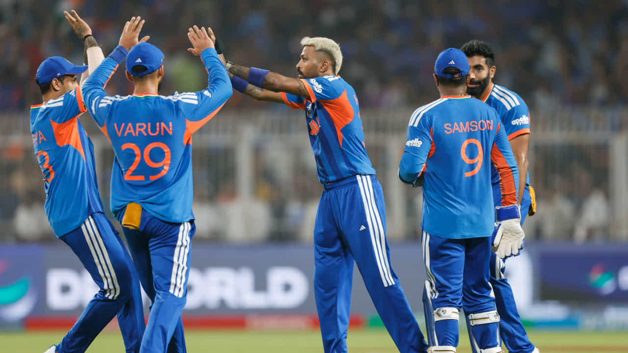 2026 ರ ಟಿ20 ವಿಶ್ವಕಪ್ನ ಫೈನಲ್ ಪಂದ್ಯ ಭಾರತ ಮತ್ತು ನ್ಯೂಜಿಲೆಂಡ್ ನಡುವೆ ನಡೆಯಲಿದೆ. ಈ ಪ್ರಶಸ್ತಿ ಹಣಾಹಣಿ ಮಾರ್ಚ್ 8 ರಂದು ಅಹಮದಾಬಾದ್ನ ನರೇಂದ್ರ ಮೋದಿ ಕ್ರೀಡಾಂಗಣದಲ್ಲಿ ನಡೆಯಲಿದೆ. ತವರಿನ ಲಾಭ ಪಡೆದು ಸತತ ಎರಡನೇ ಬಾರಿಗೆ ಟ್ರೋಫಿ ಗೆಲ್ಲುವ ಇರಾದೆಯಲ್ಲಿರುವ ಟೀಂ ಇಂಡಿಯಾಕ್ಕೆ ಈ ನಾಲ್ಕು ಕಾಕತಾಳೀಯ ಘಟನೆಗಳು ಪೂರಕವಾಗಿ ನಿಂತಿವೆ. ಹಾಗಿದ್ದರೆ ಯಾವು ಆ 4 ಕಾಕತಾಳೀಯಗಳು ಎಂಬುದನ್ನು ನೋಡುವುದಾದರೆ..