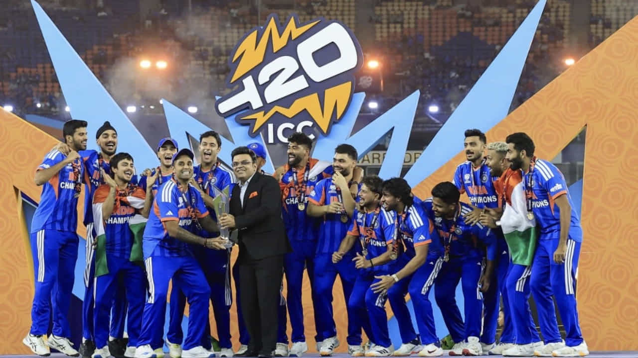 2026 ರ ಟಿ20 ವಿಶ್ವಕಪ್ ಚಾಂಪಿಯನ್ ಟೀಮ್ ಇಂಡಿಯಾಗೆ ಬಿಸಿಸಿಐ 131 ಕೋಟಿ ರೂ. ಬಹುಮಾನ ನೀಡಿದೆ. ಇದರ ಜೊತೆಗೆ ಐಸಿಸಿಯಿಂದಲೂ ಭಾರತ ತಂಡಕ್ಕೆ ಹಣ ಸಿಕ್ಕಿದೆ. ಕಳೆದ ಎರಡು ವರ್ಷಗಳಲ್ಲಿ ಐಸಿಸಿ ಟೂರ್ನಿಗಳಲ್ಲಿ ನಿರಂತರವಾಗಿ ಯಶಸ್ಸು ಸಾಧಿಸುತ್ತಿರುವ ಟೀಂ ಇಂಡಿಯಾದ ಆಟಗಾರರ ಮೇಲೆ ಬಿಸಿಸಿಐ ಹಣದ ಮಳೆಯನ್ನೇ ಹರಿಸಿದೆ. ಕಳೆದ 21 ತಿಂಗಳುಗಳಲ್ಲಿ ಬಿಸಿಸಿಐ, ಟೀಂ ಇಂಡಿಯಾಗೆ 365 ಕೋಟಿ ರೂ. ಬಹುಮಾನ ನೀಡಿರುವುದು ಇದಕ್ಕೆ ತಾಜಾ ಉದಾಹರಣೆಯಾಗಿದೆ.