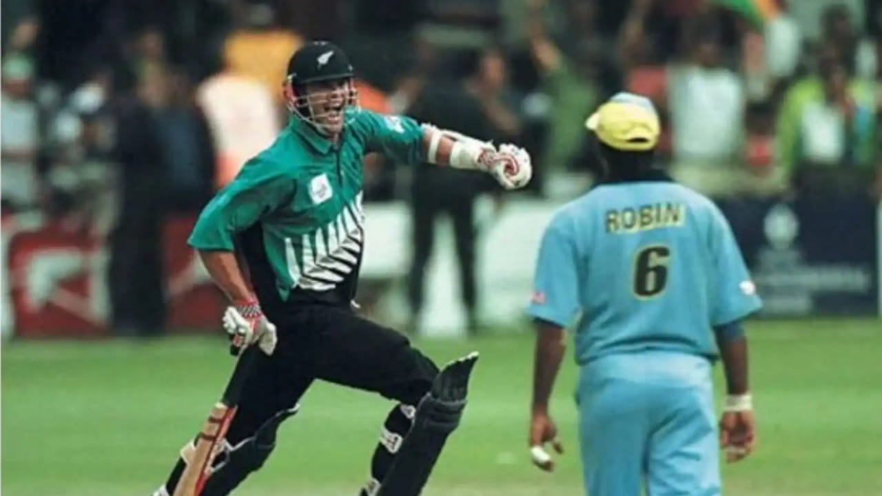 ಭಾರತ ಮತ್ತು ನ್ಯೂಜಿಲೆಂಡ್ ತಂಡಗಳು ಐಸಿಸಿ ಟೂರ್ನಮೆಂಟ್‌ನ ನಾಕೌಟ್ ಹಂತದಲ್ಲಿ ಮೊದಲ ಬಾರಿಗೆ ಮುಖಾಮುಖಿಯಾಗಿದ್ದು 2000ದ ಚಾಂಪಿಯನ್ಸ್ ಟ್ರೋಫಿ ಫೈನಲ್‌ನಲ್ಲಿ. ಸ್ಟೀಫನ್ ಫ್ಲೆಮಿಂಗ್ ನೇತೃತ್ವದ ನ್ಯೂಜಿಲೆಂಡ್ ತಂಡವು ಸೌರವ್ ಗಂಗೂಲಿ ನೇತೃತ್ವದ ಭಾರತ ತಂಡವನ್ನು ನಾಲ್ಕು ವಿಕೆಟ್‌ಗಳಿಂದ ಸೋಲಿಸಿತು. ಮೊದಲು ಬ್ಯಾಟಿಂಗ್ ಮಾಡಿದ ಭಾರತ 50 ಓವರ್‌ಗಳಲ್ಲಿ ಆರು ವಿಕೆಟ್‌ಗಳಿಗೆ 264 ರನ್ ಗಳಿಸಿತು. ಗುರಿ ಬೆನ್ನಟ್ಟಿದ ನ್ಯೂಜಿಲೆಂಡ್ 49.4 ಓವರ್‌ಗಳಲ್ಲಿ ಆರು ವಿಕೆಟ್‌ಗಳನ್ನು ಕಳೆದುಕೊಂಡು ಜಯದ ನಗೆಬೀರಿತ್ತು.