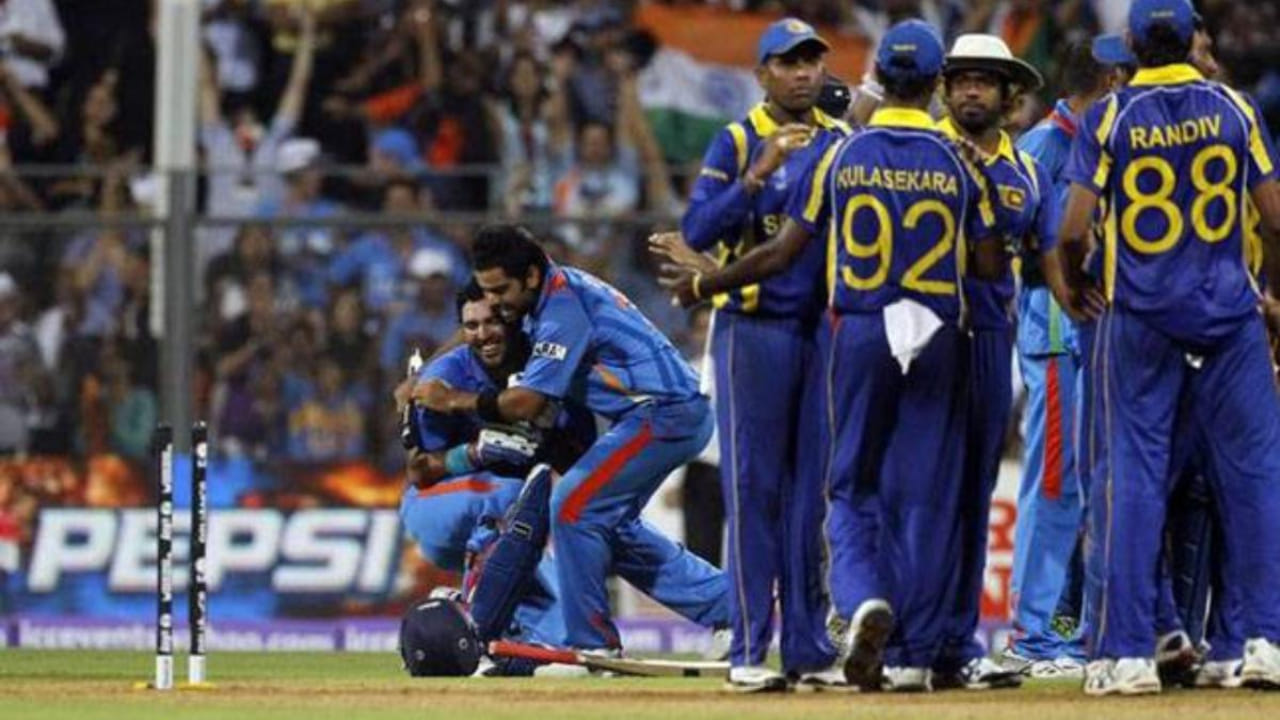 2011 ರ ಏಕದಿನ ವಿಶ್ವಕಪ್‌ ಫೈನಲ್‌ನಲ್ಲಿ ಶ್ರೀಲಂಕಾವನ್ನು ಮಣಿಸಿದ ಟೀಂ ಇಂಡಿಯಾ, ವಿಶ್ವಕಪ್ ಎತ್ತಿಹಿಡಿದಿತ್ತು. ಈ ಮೂಲಕ ತವರಿನಲ್ಲಿ ಮೊದಲ ಬಾರಿಗೆ ಚಾಂಪಿಯನ್ ಪಟ್ಟ ಅಲಂಕರಿಸಿದ ಮೊದಲ ತಂಡ ಎಂಬ ದಾಖಲೆ ಬರೆದಿತ್ತು. ಇದುವರೆಗೆ ಯಾವುದೇ ತಂಡ ಕೂಡ ತವರಿನಲ್ಲಿ ಟಿ20 ವಿಶ್ವಕಪ್ ಗೆದ್ದಿಲ್ಲ. ಆದರೆ ಇದೀಗ ಟೀಂ ಇಂಡಿಯಾಗೆ ಆ ಅವಕಾಶವಿದೆ. 2011 ರ ಏಕದಿನ ವಿಶ್ವಕಪ್ ಇತಿಹಾಸವನ್ನು ಸೂರ್ಯ ಪಡೆ ಪುನರಾವರ್ತಿಸಿದರೆ, ತವರಿನಲ್ಲಿ ಟಿ20 ವಿಶ್ವಕಪ್ ಗೆದ್ದ ಮೊದಲ ತಂಡ ಎಂಬ ದಾಖಲೆಯನ್ನೂ ತನ್ನ ಖಾತೆಗೆ ಹಾಕಿಕೊಳ್ಳಲಿದೆ.