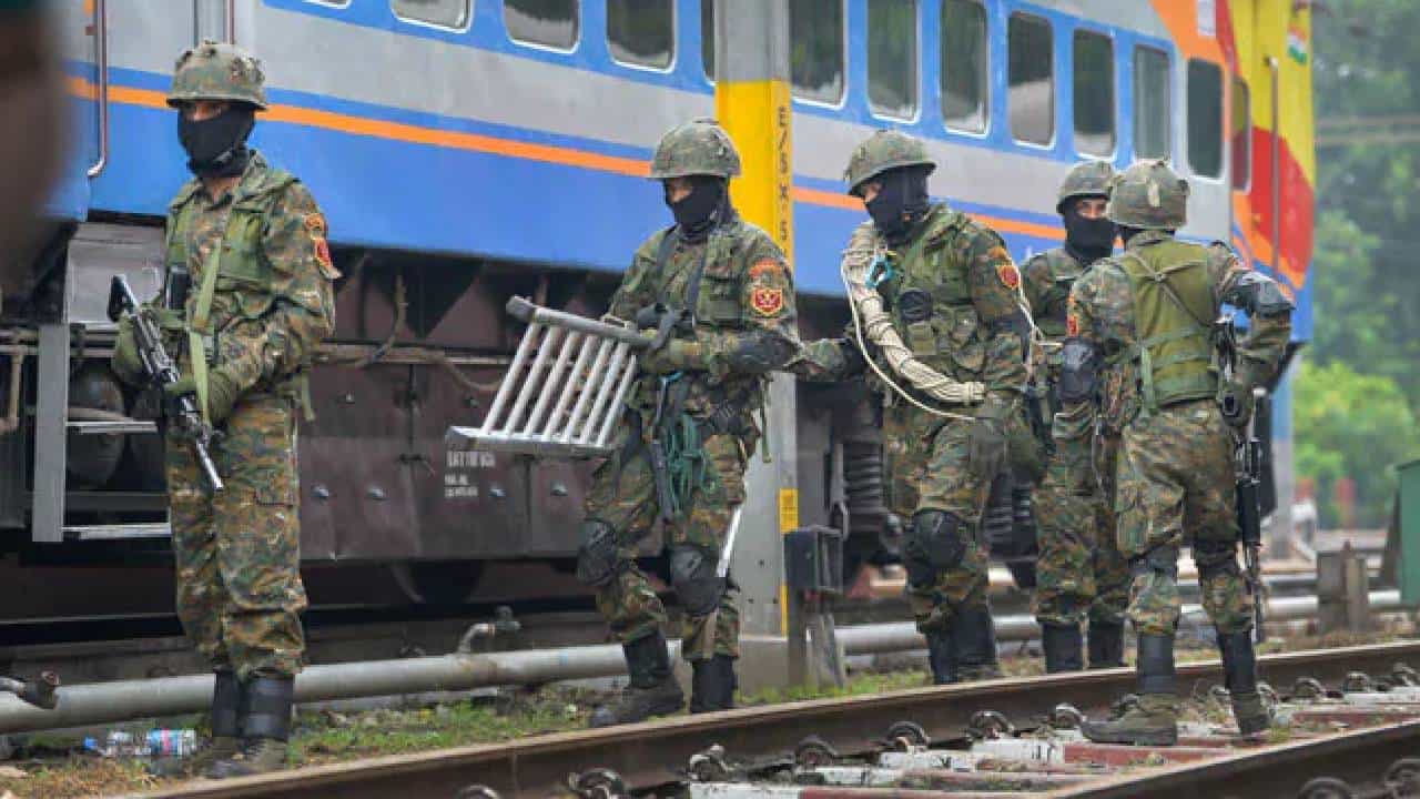 Indian Railways Quota: ಭಾರತೀಯ ರೈಲ್ವೆ ನೇಮಕಾತಿಯಲ್ಲಿ ಅಗ್ನಿವೀರ್ ಮತ್ತು ಮಾಜಿ ಸೈನಿಕರಿಗೆ ವಿಶೇಷ ಮೀಸಲಾತಿ ಘೋಷಣೆ Indian Railways Quota: ಭಾರತೀಯ ರೈಲ್ವೆ ನೇಮಕಾತಿಯಲ್ಲಿ ಅಗ್ನಿವೀರ್ ಮತ್ತು ಮಾಜಿ ಸೈನಿಕರಿಗೆ ವಿಶೇಷ ಮೀಸಲಾತಿ ಘೋಷಣೆ
