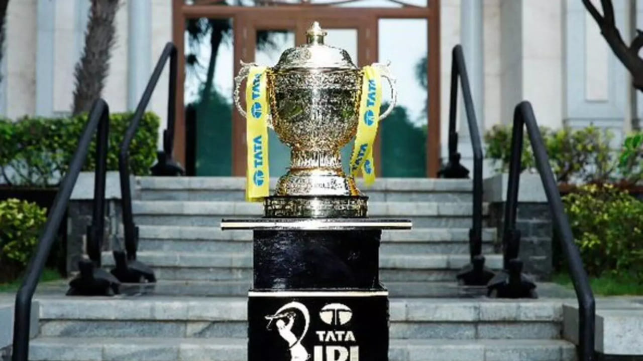 2026 ರ ಐಪಿಎಲ್ ಮಾರ್ಚ್​ 28 ರಿಂದ ಆರಂಭವಾಗುತ್ತಿದ್ದು, ಲೀಗ್ ಆರಂಭಕ್ಕೂ ಮುನ್ನ ಬಾಂಗ್ಲಾದೇಶ ಸರ್ಕಾರ ಈ ನಿರ್ಧಾರ ತೆಗೆದುಕೊಂಡಿದೆ. ಬಾಂಗ್ಲಾದೇಶ ಸರ್ಕಾರದ ಮಾಹಿತಿ ಮತ್ತು ಪ್ರಸಾರ ಸಚಿವ ಜಹೀರ್ ಉದ್ದೀನ್ ಸ್ವಪನ್ ಈ ಬಗ್ಗೆ ಹೇಳಿಕೆ ನೀಡಿದ್ದು, ‘ಐಪಿಎಲ್ ಪ್ರಸಾರದ ಮೇಲೆ ಯಾವುದೇ ನಿಷೇಧವಿಲ್ಲ. ಯಾವುದೇ ಪ್ರಸಾರ ಕಂಪನಿ ಅಥವಾ ಚಾನೆಲ್ ಐಪಿಎಲ್ ಪ್ರಸಾರಕ್ಕಾಗಿ ತಮಗೆ ಅರ್ಜಿ ಸಲ್ಲಿಸಿದರೆ ನಾವು ಐಪಿಎಲ್ ಪ್ರಸಾರಕ್ಕೆ ಅನುಮತಿ ನೀಡುವುದಾಗಿ ತಿಳಿಸಿದ್ದಾರೆ. 