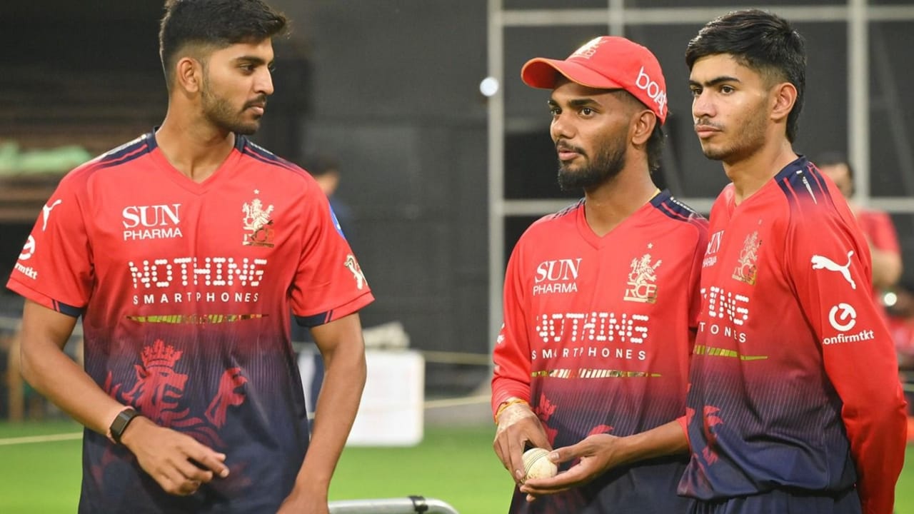 ಮಾರ್ಚ್ 18, ಬುಧವಾರ ತಂಡವನ್ನು ಸೇರಿಕೊಂಡ ಕಿಂಗ್ ಕೊಹ್ಲಿ ಮೊದಲ ತರಬೇತಿ ಅವಧಿಯಲ್ಲಿ ಭಾಗವಹಿಸಿದರು. ವಿರಾಟ್ ಕೊಹ್ಲಿ ನೆಟ್ಸ್​​ನಲ್ಲಿ ಭಾಗವಹಿಸಿರುವುದು ಅವರ ಅಭಿಮಾನಿಗಳಿಗೆ ಖುಷಿಕೊಟ್ಟಿದ್ದು, ಐಪಿಎಲ್ ಮೊದಲ ಪಂದ್ಯದಲ್ಲಿ ಕೊಹ್ಲಿ ಬ್ಯಾಟಿಂಗ್ ಕಣ್ತುಂಬಿಕೊಳ್ಳಲು ಕಾತರರಾಗಿದ್ದಾರೆ.