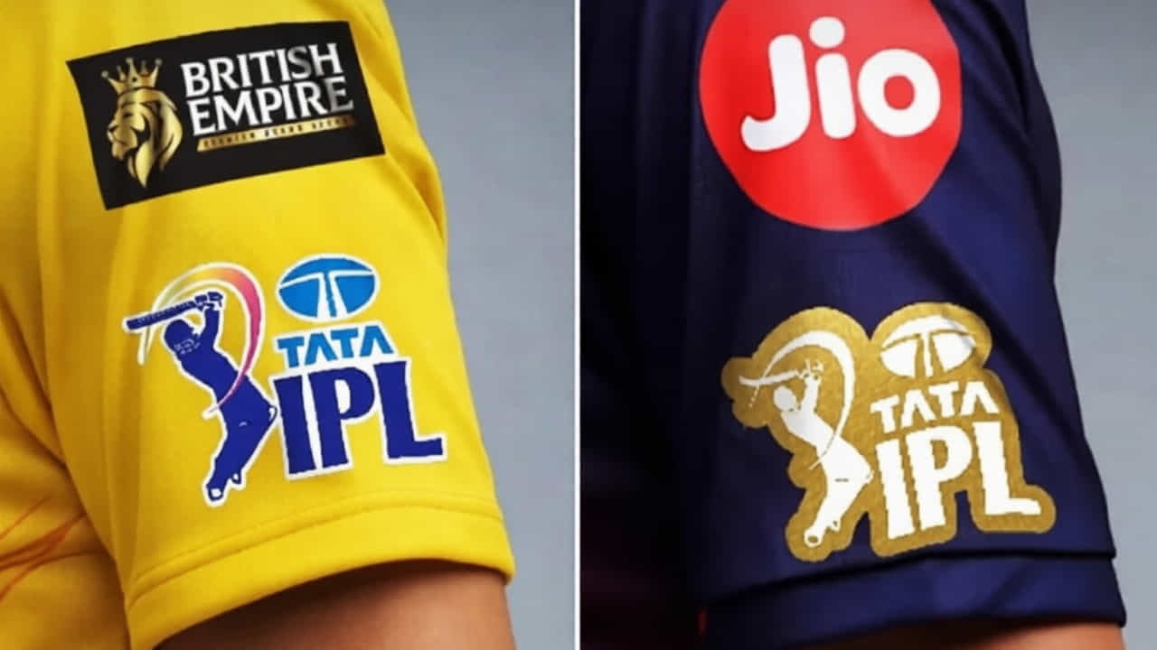 IPL 2026: ಐಪಿಎಲ್ನ ಹಾಲಿ ಚಾಂಪಿಯನ್ ಆಗಿರುವ ರಾಯಲ್ ಚಾಲೆಂಜರ್ಸ್ ಬೆಂಗಳೂರು (RCB) ತಂಡವು ಈ ಬಾರಿ ತನ್ನ ಜೆರ್ಸಿಯ ಮೇಲೆ ಚಿನ್ನದ ಬಣ್ಣದ ಐಪಿಎಲ್ ಲೋಗೋ (Golden IPL Logo) ಧರಿಸಲಿದೆ. ಇನ್ನುಳಿದ 9 ತಂಡಗಳು ಸಾಧಾರಣ ಐಪಿಎಲ್ ಲೋಗೋನಲ್ಲಿ ಕಾಣಿಸಿಕೊಳ್ಳಲಿದೆ.