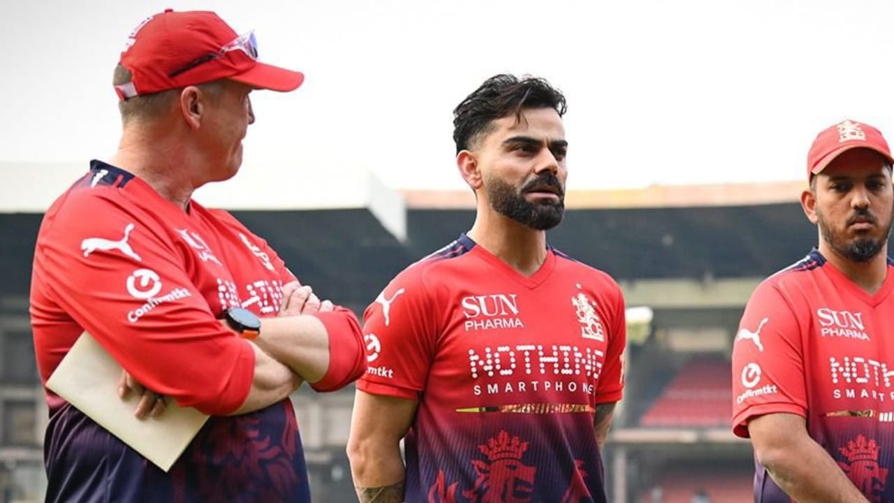 ಕೊಹ್ಲಿ ತಂಡ ಸೇರಿರುವ ಕೆಲವು ಫೋಟೋಗಳನ್ನು ಆರ್‌ಸಿಬಿಯು ಸಾಮಾಜಿಕ ಮಾಧ್ಯಮ ಖಾತೆಗಳಲ್ಲಿ ಹಂಚಿಕೊಂಡಿದೆ. ಇವುಗಳಲ್ಲಿ ಕೊಹ್ಲಿ ಸಂಪೂರ್ಣವಾಗಿ ಬದಲಾದಂತೆ ಕಾಣುತ್ತಿರುವುದನ್ನು ನೋಡಿ ಅಭಿಮಾನಿಗಳು ಅಚ್ಚರಿಗೊಂಡಿದ್ದಾರೆ.