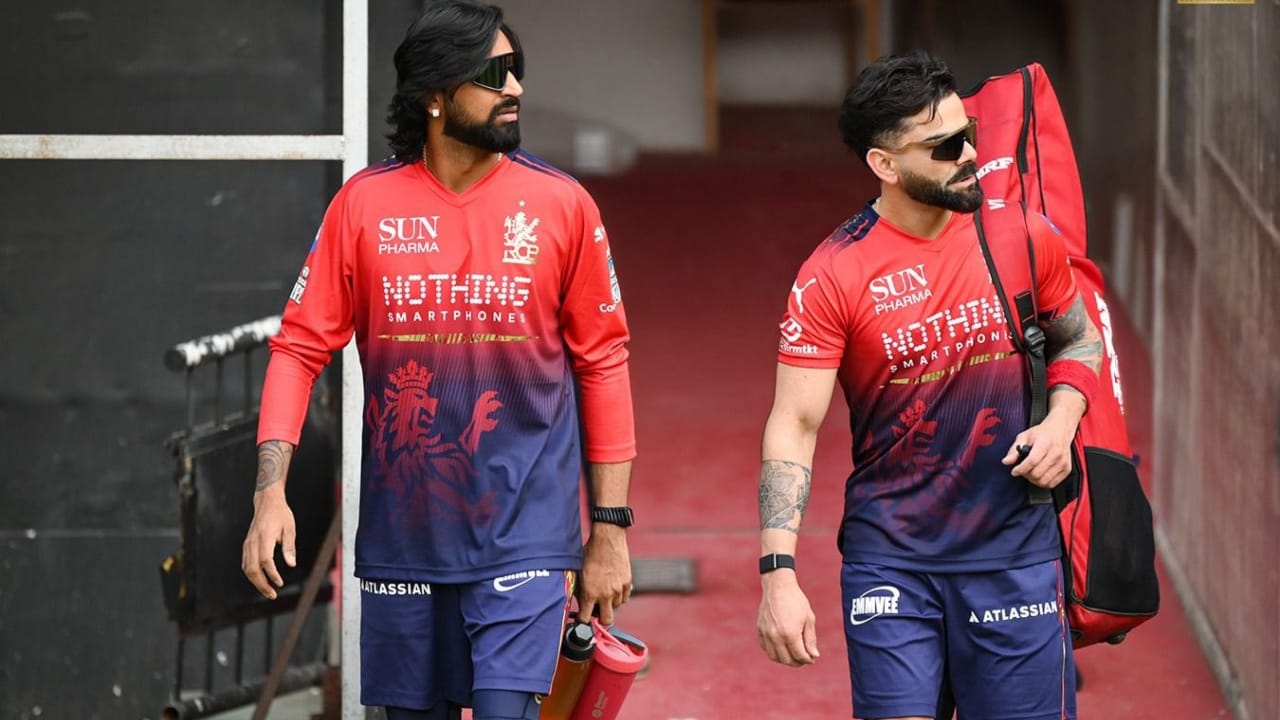 IPL 2026: ಕಿಂಗ್ ಕೊಹ್ಲಿ ಹೊಸ ನೋಟದೊಂದಿಗೆ RCB ಶಿಬಿರವನ್ನು ಸೇರಿಕೊಂಡರು; ವಿರಾಟ್ ಅವರ ವೈರಲ್ ಹೇರ್ ಸ್ಟೈಲ್ ಫೋಟೋಗಳನ್ನು ಪರಿಶೀಲಿಸಿ