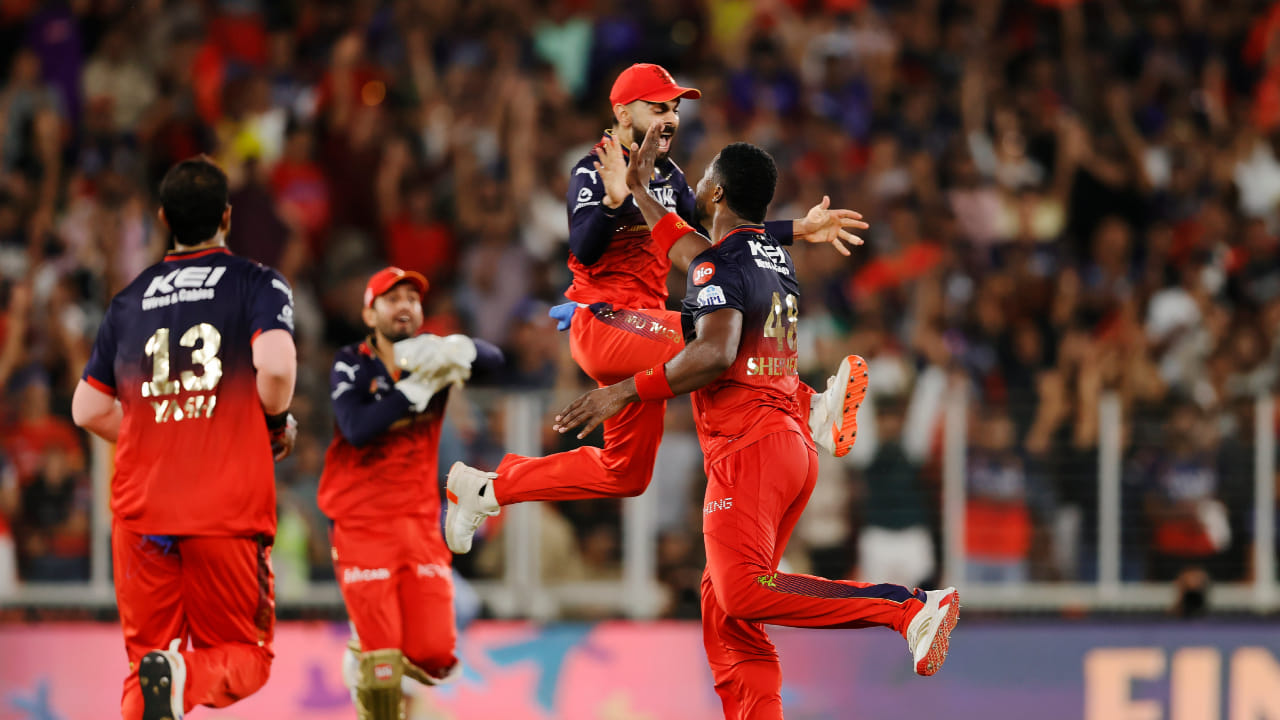 ಈ ವೇಳಾಪಟ್ಟಿಯಲ್ಲಿ ಹಾಲಿ ಚಾಂಪಿಯನ್ ಆರ್​ಸಿಬಿ ನಾಲ್ಕು ಪಂದ್ಯಗಳನ್ನು ಆಡಲಿದೆ. ಎರಡು ಪಂದ್ಯ ತವರು ಅಂಗಳವಾದ ಬೆಂಗಳೂರು ಚಿನ್ನಸ್ವಾಮಿ ಸ್ಟೇಡಿಯಂನಲ್ಲಿ ನಡೆಯಲಿದ್ದು, ಇನ್ನೆರೆಡು ಪಂದ್ಯಗಳು​ ಗುವಾಹಟ್ಟಿ ಹಾಗೂ ಮುಂಬೈನಲ್ಲಿ ನಡೆಯಲಿವೆ. ಈ ನಾಲ್ಕು ಪಂದ್ಯಗಳು ಸಂಜೆ 7:30 ಕ್ಕೆ ಆರಂಭವಾಗಲಿವೆ.
