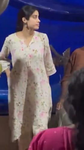 ಹುಟ್ಟುಹಬ್ಬದಂದು ತಿರುಪತಿ ಬೆಟ್ಟ ಹತ್ತಿ ದರ್ಶನ ಪಡೆದ ನಟಿ ಜಾನ್ಹವಿ ಕಪೂರ್