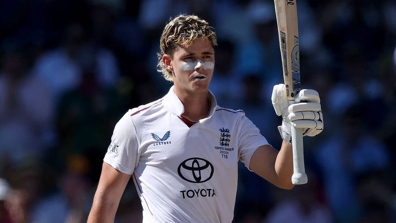 ಇದಾದ ಬಳಿಕ ಜೇಕಬ್ ಬೆಥೆಲ್ ಆಸ್ಟ್ರೇಲಿಯಾ ವಿರುದ್ಧದ ಟೆಸ್ಟ್ ಪಂದ್ಯದ ಮೂಲಕ ಟೆಸ್ಟ್ ಶತಕದ ಖಾತೆ ತೆರೆದಿದ್ದರು. ಇದು ಅವರ ಚೊಚ್ಚಲ ಫಸ್ಟ್ ಕ್ಲಾಸ್ ಶತಕ ಎಂಬುದು ವಿಶೇಷ. ಅಂದರೆ ದೇಶೀಯ ಟೆಸ್ಟ್ ಟೂರ್ನಿಯಲ್ಲಿ ಶತಕ ಬಾರಿಸುವ ಮುನ್ನವೇ ಬೆಥೆಲ್ ಅಂತಾರಾಷ್ಟ್ರೀಯ ಟೆಸ್ಟ್​ನಲ್ಲಿ ಸೆಂಚುರಿ ಸಿಡಿಸಿದ್ದರು.