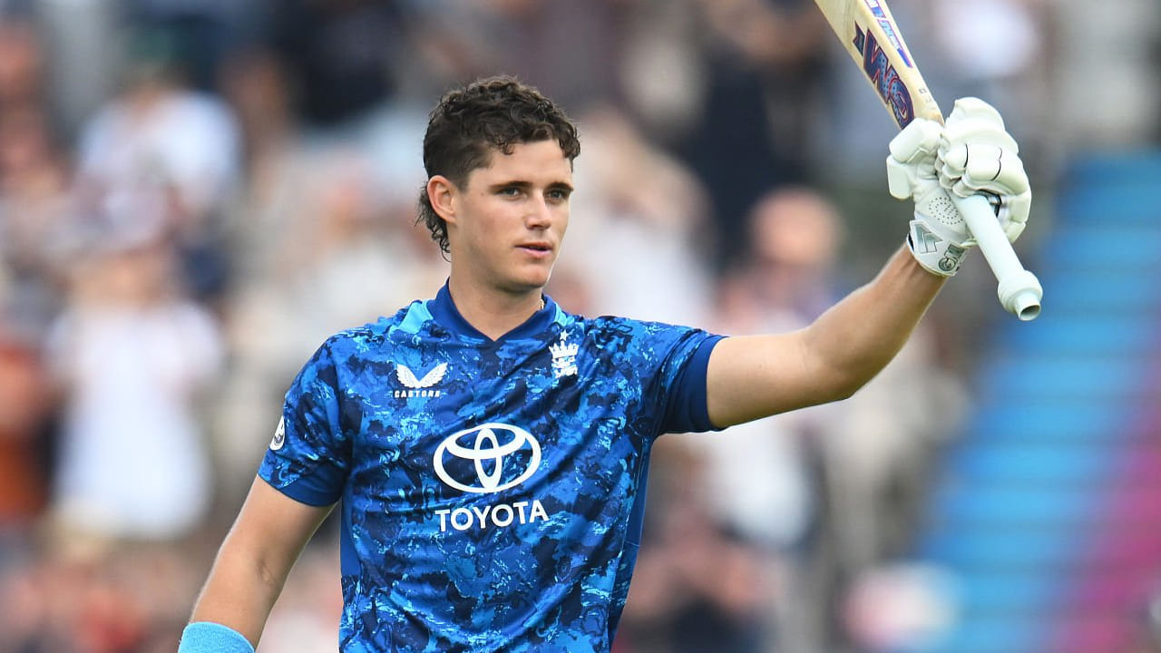 2025 ರಲ್ಲಿ ಸೌತ್ ಆಫ್ರಿಕಾ ವಿರುದ್ಧದ ಏಕದಿನ ಪಂದ್ಯದಲ್ಲಿ ಸೆಂಚುರಿ ಸಿಡಿಸಿ ಜೇಕಬ್ ಬೆಥೆಲ್ ಶತಕದ ಖಾತೆ ತೆರೆದಿದ್ದರು.  ಆದರೆ ಅವರು ಇದಕ್ಕೂ ಮುನ್ನ ಲಿಸ್ಟ್ ಎ ಕ್ರಿಕೆಟ್​ನಲ್ಲಿ ಒಂದೇ ಒಂದು ಶತಕ ಬಾರಿಸಿರಲಿಲ್ಲ ಎಂಬುದು ವಿಶೇಷ. ಅಂದರೆ ದೇಶೀಯ ಅಂಗಳದ ಏಕದಿನ ಪಂದ್ಯದಲ್ಲಿ ಮೊದಲ ಶತಕ ಗಳಿಸುವ ಮುನ್ನವೇ ಅವರು ಇಂಟರ್​ನ್ಯಾಷನಲ್​ ಕ್ರಿಕೆಟ್​ನಲ್ಲಿ ಚೊಚ್ಚಲ ಒಡಿಐ ಸೆಂಚುರಿ ಸಿಡಿಸಿದ್ದರು.