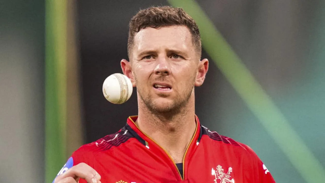 ಆದರೆ ಈ ಪಂದ್ಯಕ್ಕೂ ಮುನ್ನ ಆರ್​ಸಿಬಿ ಪಾಳಯಕ್ಕೆ ದೊಡ್ಡ ಆಘಾತ ಎದುರಾಗಿದೆ. ತಂಡದ ಬೌಲಿಂಗ್ ವಿಭಾಗದ ಪ್ರಮುಖ ಅಸ್ತ್ರ ಎನಿಸಿಕೊಂಡಿರುವ ಆಸ್ಟ್ರೇಲಿಯಾದ ಅನುಭವಿ ವೇಗದ ಬೌಲರ್ ಜೋಶ್ ಹೇಜಲ್​ವುಡ್ ಈ ಆವೃತ್ತಿಯ ಮೊದಲೆರಡು ಪಂದ್ಯಗಳಲ್ಲಿ ಆಡುವುದು ಅನುಮಾನ ಎಂದು ವರದಿಯಾಗಿದೆ. ಅಂದರೆ ಆರ್​ಸಿಬಿ ತಮ್ಮ ಮೊದಲ ಎರಡು ಪಂದ್ಯಗಳನ್ನು ಸನ್‌ರೈಸರ್ಸ್ ಹೈದರಾಬಾದ್ ಹಾಗೂ ಸಿಎಸ್​ಕೆ ವಿರುದ್ಧ ಆಡಲಿದೆ. ಈ ಪಂದ್ಯಗಳಲ್ಲಿ ಹೇಜಲ್​ವುಡ್ ಆಡುವ ಸಾಧ್ಯತೆಗಳು ಕಡಿಮೆ ಎನ್ನಲಾಗುತ್ತಿದೆ.