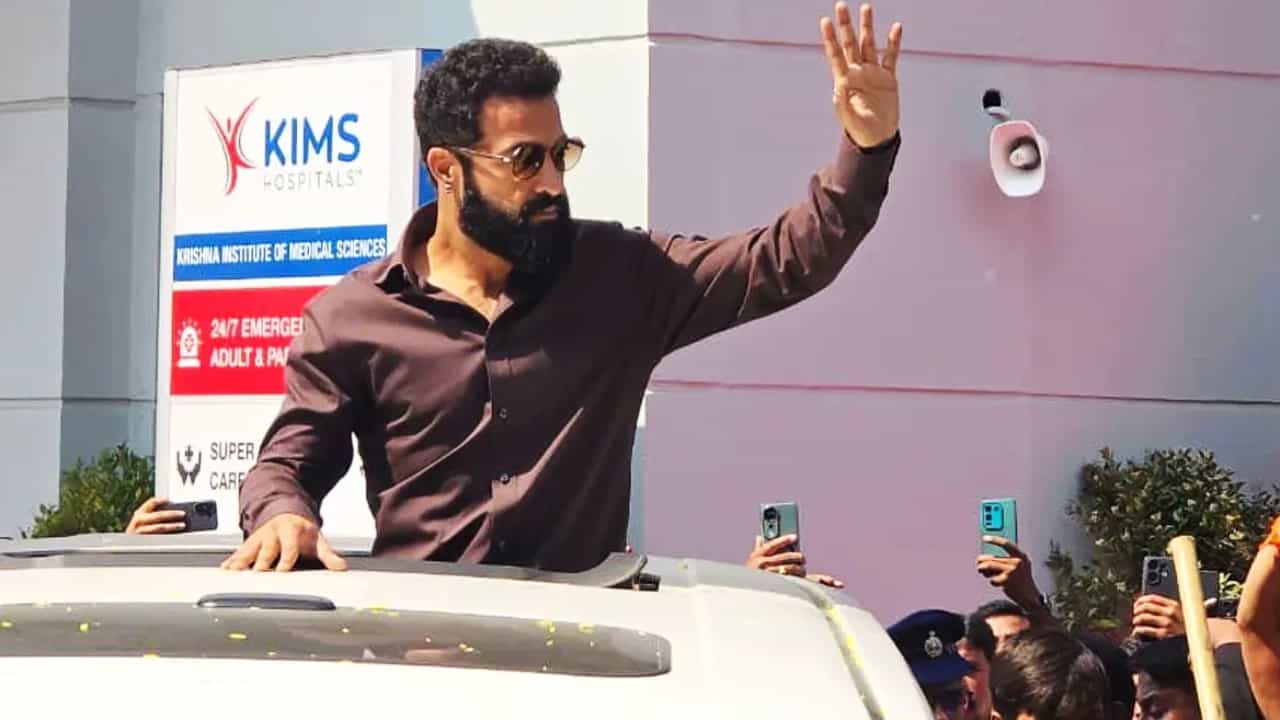 ‘ಸಿಎಂ, ಸಿಎಂ’ ಎಂದು ಕೂಗಿದ ಅಭಿಮಾನಿಗಳು, ಜೂ ಎನ್ಟಿಆರ್ ಪ್ರತಿಕ್ರಿಯೆ ಏನು? ‘ಸಿಎಂ, ಸಿಎಂ’ ಎಂದು ಕೂಗಿದ ಅಭಿಮಾನಿಗಳು, ಜೂ ಎನ್ಟಿಆರ್ ಪ್ರತಿಕ್ರಿಯೆ ಏನು?