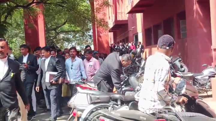 ಕಲಬುರಗಿ ಜಿಲ್ಲಾ ನ್ಯಾಯಾಲಯಕ್ಕೆ ಬಾಂಬ್ ಬೆದರಿಕೆ: ಓಡಿದ ವಕೀಲರು ಕಲಬುರಗಿ ಜಿಲ್ಲಾ ನ್ಯಾಯಾಲಯಕ್ಕೆ ಬಾಂಬ್ ಬೆದರಿಕೆ: ಓಡಿದ ವಕೀಲರು