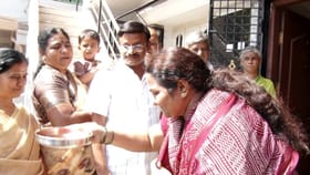 ಬಳ್ಳಾರಿ ಮಂದಿ ವಾಪಸ್: ದೃಷ್ಟಿ ತೆಗೆದು ಸ್ವಾಗತಿಸಿದ ಕುಟುಂಬಸ್ಥರು