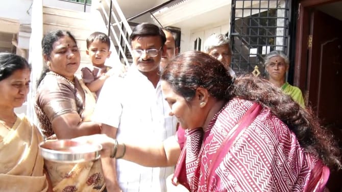 ಬಳ್ಳಾರಿ ಮಂದಿ ವಾಪಸ್: ದೃಷ್ಟಿ ತೆಗೆದು ಸ್ವಾಗತಿಸಿದ ಕುಟುಂಬಸ್ಥರು