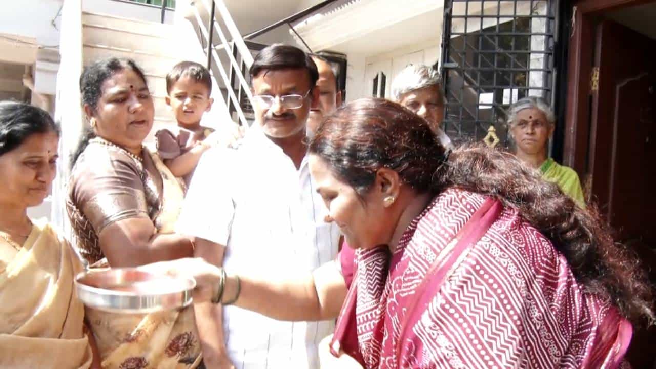 ಯುದ್ಧ ಭೂಮಿಯಿಂದ ಬಳ್ಳಾರಿ ಮಂದಿ ವಾಪಸ್: ದೃಷ್ಟಿ ತೆಗೆದು, ಪಟಾಕಿ ಸಿಡಿಸಿ ಸ್ವಾಗತಿಸಿದ ಕುಟುಂಬಸ್ಥರು ಯುದ್ಧ ಭೂಮಿಯಿಂದ ಬಳ್ಳಾರಿ ಮಂದಿ ವಾಪಸ್: ದೃಷ್ಟಿ ತೆಗೆದು, ಪಟಾಕಿ ಸಿಡಿಸಿ ಸ್ವಾಗತಿಸಿದ ಕುಟುಂಬಸ್ಥರು