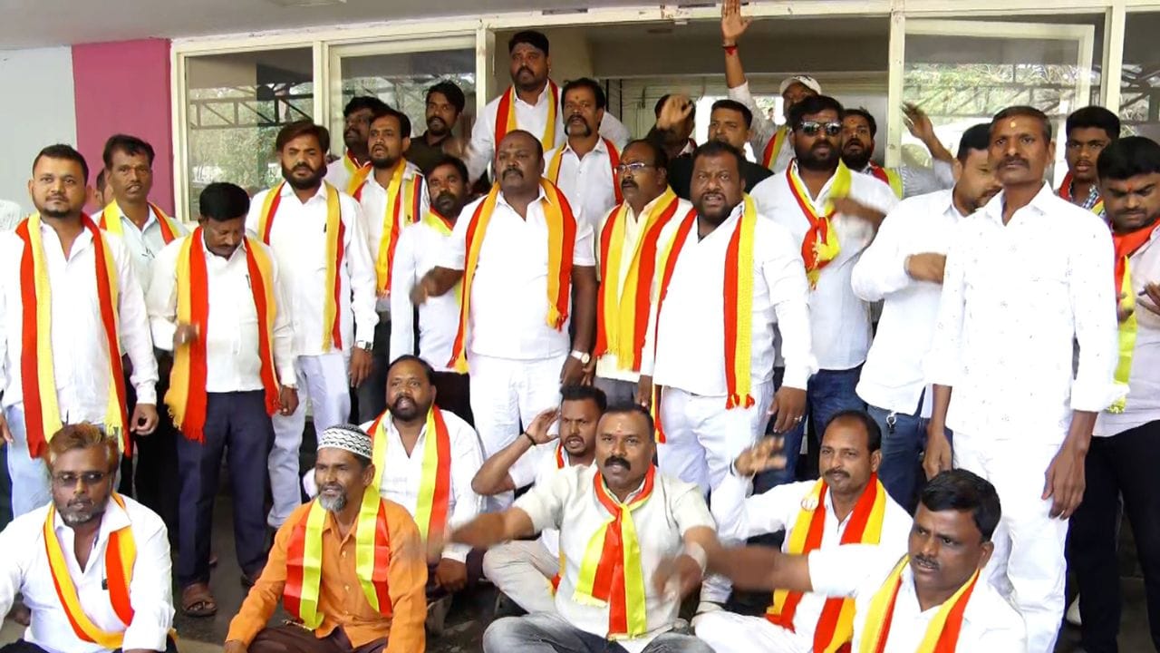 ಕನ್ನಡದಲ್ಲಿ ರೇಲ್ವೆ ಇಲಾಖೆ ಪರೀಕ್ಷೆ ಬರೆಯಲು ಅವಕಾಶ ಇಲ್ಲ: ರೊಚ್ಚಿಗೆದ್ದ ಕನ್ನಡಪರ ಹೋರಾಟಗಾರರು