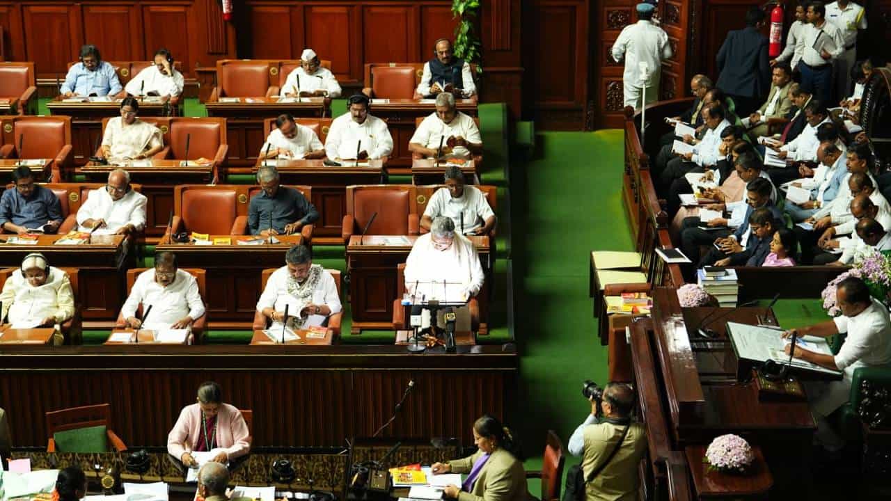 ಇತರ ರಾಜ್ಯಗಳಿಗೆ ಹೋಲಿಸಿದರೆ ಕರ್ನಾಟಕ ಬಜೆಟ್ ಗಾತ್ರ ಎಷ್ಟು? ಇಲ್ಲಿದೆ ಕುತೂಹಲಕಾರಿ ತುಲನೆ ಇತರ ರಾಜ್ಯಗಳಿಗೆ ಹೋಲಿಸಿದರೆ ಕರ್ನಾಟಕ ಬಜೆಟ್ ಗಾತ್ರ ಎಷ್ಟು? ಇಲ್ಲಿದೆ ಕುತೂಹಲಕಾರಿ ತುಲನೆ