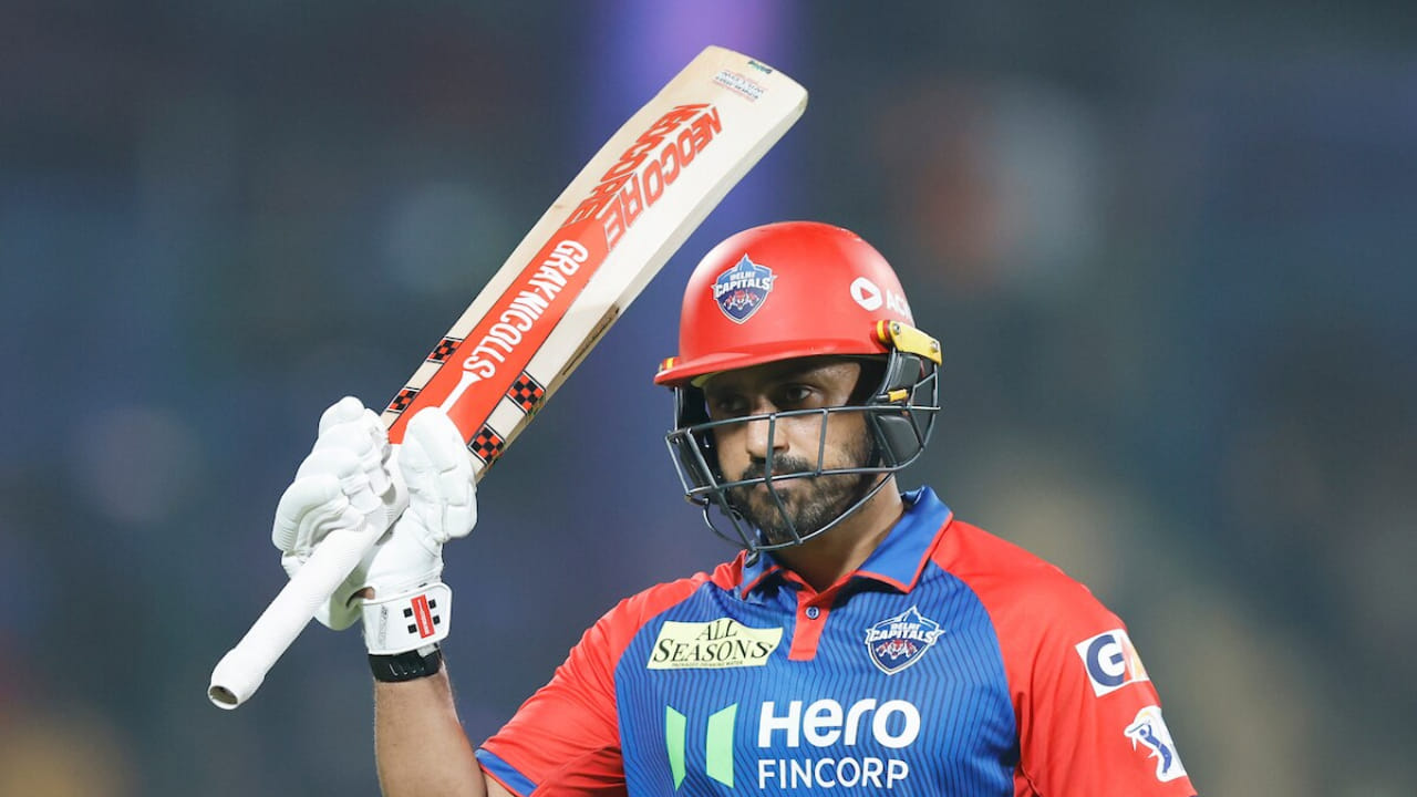 ಕರುಣ್ ನಾಯರ್: ಕೆಎಲ್ ರಾಹುಲ್ ಜೊತೆಗೆ ಡೆಲ್ಲಿ ಕ್ಯಾಪಿಟಲ್ಸ್ ತಂಡದಲ್ಲಿರುವ ಮತ್ತೊಬ್ಬ ಕನ್ನಡಿಗ ಕರುಣ್ ನಾಯರ್, ಕಳೆದ ಆವೃತ್ತಿಯಲ್ಲಿ 50 ಲಕ್ಷ ರೂ.ಗೆ ಡೆಲ್ಲಿ ತಂಡವನ್ನು ಸೇರಿಕೊಂಡಿದ್ದ ಕರುಣ್ ಕೆಲವು ಗಮನಾರ್ಹ ಇನ್ನಿಂಗ್ಸ್ ಕೂಡ ಆಡಿದ್ದರು. ಹೀಗಾಗಿ ಅವರನ್ನು ಡೆಲ್ಲಿ ತನ್ನ ತಂಡದಲ್ಲಿಯೇ ಉಳಿಸಿಕೊಂಡಿದೆ. ಈ ಆವೃತ್ತಿಯಲ್ಲಿ ಕರುಣ್ಗೆ ತಂಡದಲ್ಲಿ ಆಡುವ ಅವಕಾಶ ಸಿಗುವ ಸಾಧ್ಯತೆಗಳಿವೆ.