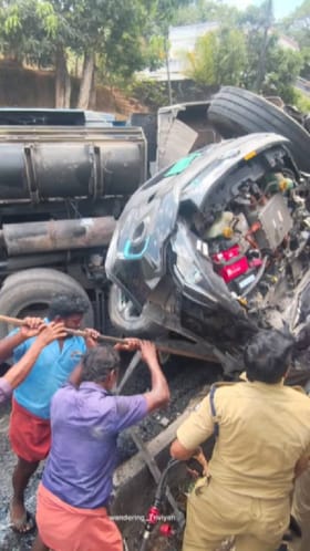 ಭೀಕರ ಅಪಘಾತದಲ್ಲಿ ಕಾರು ಅಪ್ಪಚ್ಚಿ; ಜೀವ ಉಳಿದಿದ್ದೇ ಪವಾಡ