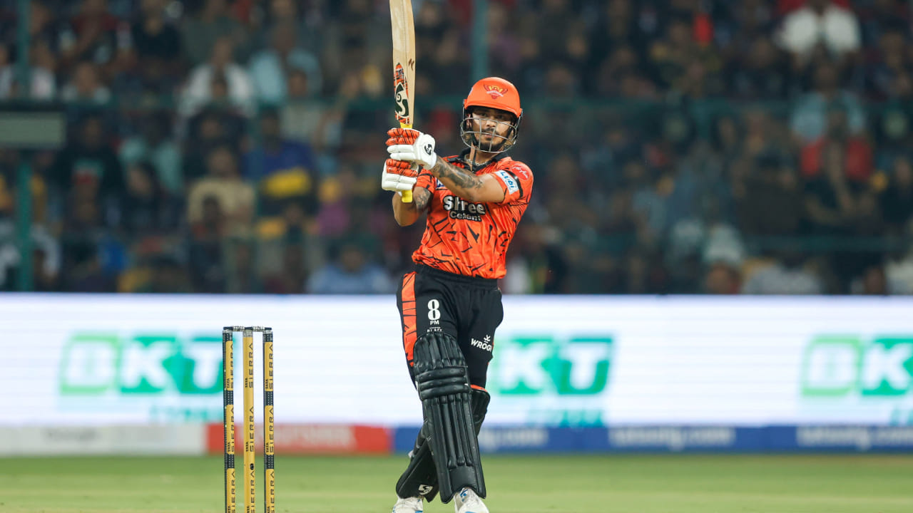 ಈ ಹಿಂದೆ ನಡೆದಿದ್ದ ಟಿ20 ವಿಶ್ವಕಪ್ನಲ್ಲಿ ಟೀಂ ಇಂಡಿಯಾ ಪರ ಸ್ಥಿರ ಪ್ರದರ್ಶನ ನೀಡಿದ್ದ ಇಶಾನ್ ಕಿಶನ್ ಇದೀಗ ಆರಂಭವಾಗಿರುವ ಐಪಿಎಲ್ನಲ್ಲೂ ಮುಂದುವರೆಸಿದ್ದಾರೆ. ಆಡಿದ ಮೊದಲ ಪಂದ್ಯದಲ್ಲೇ ಒತ್ತಡದ ನಡುವೆಯೂ ತನ್ನ ನೈಜ ಆಟವನ್ನಾಡಿದ ಕಿಶನ್, ಕೇವಲ 38 ಎಸೆತಗಳಲ್ಲಿ 80 ರನ್ ಬಾರಿಸಿದರು. ಈ ಮೂಲಕ ಕಿಶನ್ ಅಪರೂಪದ ದಾಖಲೆಯನ್ನು ನಿರ್ಮಿಸಿದರು.