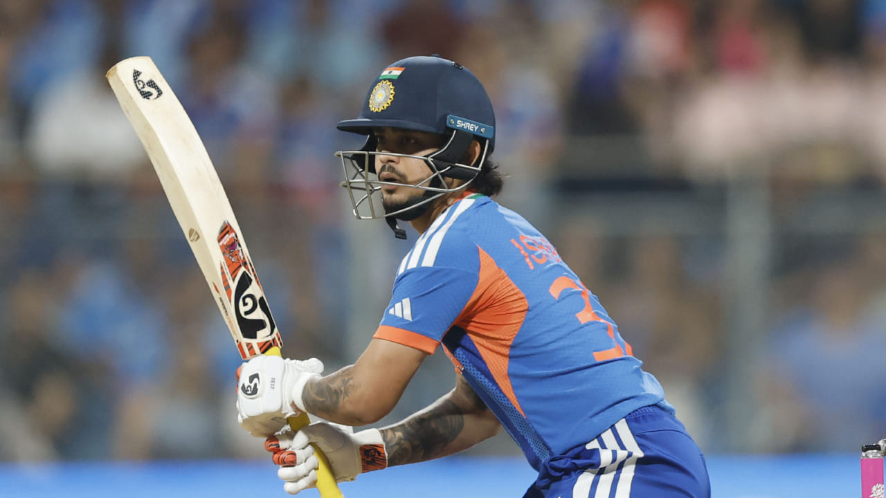 ಟಿ20 ವಿಶ್ವಕಪ್‌ನಲ್ಲಿಯೂ ಅದೇ ಫಾರ್ಮ್ ಕಾಯ್ದುಕೊಂಡ ಇಶಾನ್ ಕಿಶನ್ ಬಹುತೇಕ ಎಲ್ಲಾ ಪಂದ್ಯಗಳಲ್ಲಿ ರನ್ ಗಳಿಸಿದರು. ಇದೀಗ ಇಂಗ್ಲೆಂಡ್ ವಿರುದ್ಧದ ಸೆಮಿಫೈನಲ್‌ ಪಂದ್ಯದಲ್ಲಿಯೂ ಸಹ, ತಂಡಕ್ಕೆ ಅವರ ಅಗತ್ಯವಿದ್ದಾಗ ನಿರಾಶೆಗೊಳಿಸದ ಇಶಾನ್ ಕಿಶನ್ ಅದ್ಭುತ ಇನ್ನಿಂಗ್ಸ್ ಆಡುವ ಮೂಲಕ ಟಿ20 ವಿಶ್ವಕಪ್​ನಲ್ಲಿ ಅಪರೂಪದ ದಾಖಲೆಯನ್ನು ತಮ್ಮ ಖಾತೆಗೆ ಹಾಕಿಕೊಂಡಿದ್ದಾರೆ.
