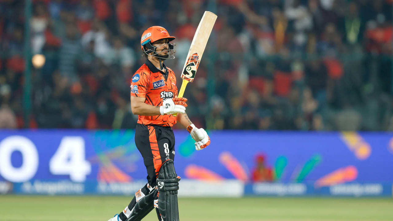 ಆರ್ಸಿಬಿ ವಿರುದ್ಧ 80 ರನ್ ಇನ್ನಿಂಗ್ಸ್ ಆಡಿದ ಇಶಾನ್ ಕಿಶನ್ ಈ ಮೂಲಕ ಐಪಿಎಲ್ನಲ್ಲಿ 3000 ರನ್ ಪೂರ್ಣಗೊಳಿಸಿದ್ದಾರೆ. ಐಪಿಎಲ್ನಲ್ಲಿ ಇದುವರೆಗೆ 120 ಪಂದ್ಯಗಳ 113 ಇನ್ನಿಂಗ್ಸ್ಗಳನ್ನಾಡಿರುವ ಕಿಶನ್ 3078 ರನ್ ಗಳಿಸಿದ್ದಾರೆ. ಇದರೊಂದಿಗೆ ಐಪಿಎಲ್ನಲ್ಲಿ ಕಡಿಮೆ ಎಸೆತಗಳಲ್ಲಿ 3000 ರನ್ ಗಳಿಸಿದ ಆರನೇ ಭಾರತೀಯ ಮತ್ತು ನಾಲ್ಕನೇ ವಿಕೆಟ್ಕೀಪರ್ ಎನಿಸಿಕೊಂಡಿದ್ದಾರೆ.