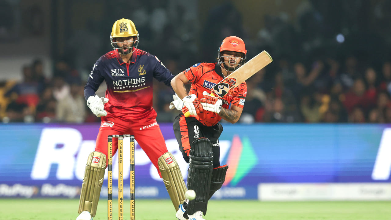 ಅಂದರೆ ಇಶಾನ್ ಕಿಶನ್ ಐಪಿಎಲ್ನಲ್ಲಿ ಇದುವರೆಗೆ 2180 ಎಸೆತಗಳನ್ನು ಎದುರಿಸಿದ್ದು, 3000 ರನ್ಗಳ ಗಡಿ ದಾಟಿದ್ದಾರೆ. ಈ ಮೂಲಕ, 2203 ಎಸೆತಗಳಲ್ಲಿ 3000 ಐಪಿಎಲ್ ರನ್ ಗಳಿಸಿದ್ದ ಕನ್ನಡಿಗ ಕೆಎಲ್ ರಾಹುಲ್ ಅವರನ್ನು ಏಳನೇ ಸ್ಥಾನಕ್ಕೆ ತಳ್ಳಿದ್ದಾರೆ.