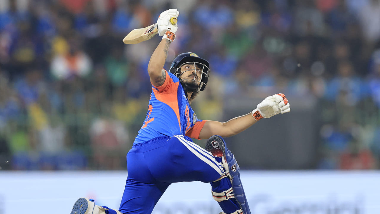 ಇಶಾನ್ ಕಿಶನ್ ಅಂತಿಮವಾಗಿ 10 ನೇ ಓವರ್‌ನಲ್ಲಿ ಔಟಾದರಾದರೂ ಆ ಹೊತ್ತಿಗೆ ತಂಡವನ್ನು ಬಲಿಷ್ಠ ಸ್ಥಿತಿಗೆ ಕೊಂಡೊಯ್ದಿದ್ದರು. ಮಾತ್ರವಲ್ಲದೆ ಕೇವಲ 18 ಎಸೆತಗಳಲ್ಲಿ ನಾಲ್ಕು ಬೌಂಡರಿ ಮತ್ತು ಎರಡು ಸಿಕ್ಸರ್‌ಗಳ ಸಹಿತ 39 ರನ್‌ಗಳ ಅಬ್ಬರದ ಇನ್ನಿಂಗ್ಸ್ ಕೂಡ ಆಡಿದರು. ಇದರೊಂದಿಗೆ, ಅವರು ಈ ವಿಶ್ವಕಪ್‌ನಲ್ಲಿ ಭಾರತದ ಪರ ಅತಿ ಹೆಚ್ಚು ರನ್ ಗಳಿಸಿದ ಆಟಗಾರ ಎನಿಸಿಕೊಂಡರು. ಪ್ರಸ್ತುತ ಕಿಶನ್ ಆಡಿದ ಎಂಟು ಇನ್ನಿಂಗ್ಸ್‌ಗಳಲ್ಲಿ 263 ರನ್‌ ಬಾರಿಸಿದ್ದಾರೆ.