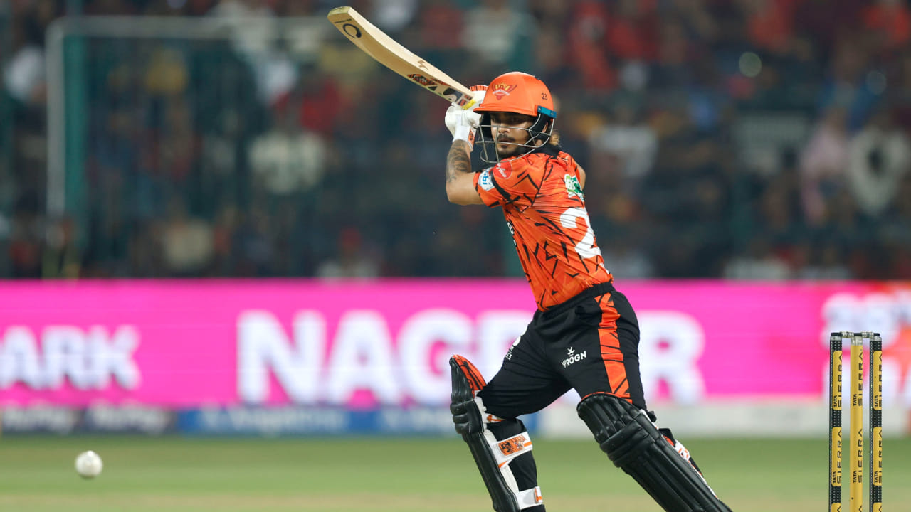 ಇದರೊಂದಿಗೆ ಕಡಿಮೆ ಎಸೆತಗಳಲ್ಲಿ 3000 ಐಪಿಎಲ್ ರನ್ ಗಳಿಸಿದ ಭಾರತದ ವಿಕೆಟ್ ಕೀಪರ್ಗಳ ಪಟ್ಟಿಯಲ್ಲೂ ಪಂತ್, ಧೋನಿ ಮತ್ತು ಕೆಎಲ್ ರಾಹುಲ್ ನಂತರ ಇಶಾನ್ ಕಿಶನ್ ನಾಲ್ಕನೇ ಸ್ಥಾನದಲ್ಲಿದ್ದಾರೆ.