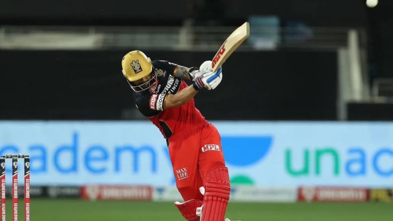 ಇನ್ನು ಬಾರಿಯ ಐಪಿಎಲ್ ವಿರಾಟ್ ಕೊಹ್ಲಿಗೆ ಮತ್ತಷ್ಟು ವಿಶೇಷವಾಗಿದೆ. ಏಕೆಂದರೆ ಐಪಿಎಲ್ನಲ್ಲಿ ಸಿಕ್ಸರ್ಗಳ ತ್ರಿಶತಕ ಪೂರೈಸಲು ವಿರಾಟ್ ಕೊಹ್ಲಿಗೆ ಇನ್ನು ಕೇವಲ 9 ಸಿಕ್ಸರ್ಗಳ ಅಗತ್ಯವಿದೆ. ಐಪಿಎಲ್ನಲ್ಲಿ 259 ಇನ್ನಿಂಗ್ಸ್ಗಳನ್ನಾಡಿರುವ ವಿರಾಟ್ ಇದುವರೆಗೆ 291 ಸಿಕ್ಸರ್ಗಳನ್ನು ಬಾರಿಸಿದ್ದಾರೆ.