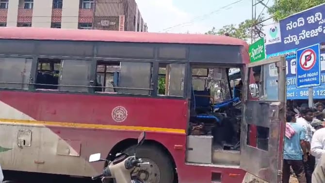 KSRTC ಬಸ್ ಬ್ರೇಕ್ ಫೇಲ್; ಆಟೋ, ಹಣ್ಣಿನ ಅಂಗಡಿಗೆ ಡಿಕ್ಕಿ!