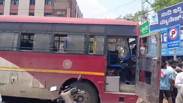 KSRTC ಬಸ್ ಬ್ರೇಕ್ ಫೇಲ್; ಆಟೋ, ಹಣ್ಣಿನ ಅಂಗಡಿಗೆ ಡಿಕ್ಕಿ! ಕೂದಲೆಳೆ ಅಂತರದಲ್ಲಿ ತಪ್ಪಿದ ಅನಾಹುತ KSRTC ಬಸ್ ಬ್ರೇಕ್ ಫೇಲ್; ಆಟೋ, ಹಣ್ಣಿನ ಅಂಗಡಿಗೆ ಡಿಕ್ಕಿ! ಕೂದಲೆಳೆ ಅಂತರದಲ್ಲಿ ತಪ್ಪಿದ ಅನಾಹುತ