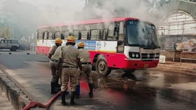 ಸಂಚರಿಸುತ್ತಿದ್ದಾಗಲೇ ಬಸ್​​​​ನ ಇಂಜಿನ್‌ನಲ್ಲಿ ಕಾಣಿಸಿಕೊಂಡ ಬೆಂಕಿ