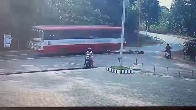 KSRTC ಬಸ್​ನಿಂದ ಎಸೆಯಲ್ಪಟ್ಟ ವಿದ್ಯಾರ್ಥಿನಿಯರು! ಸಿಸಿಟಿವಿ ವಿಡಿಯೋ ವೈರಲ್