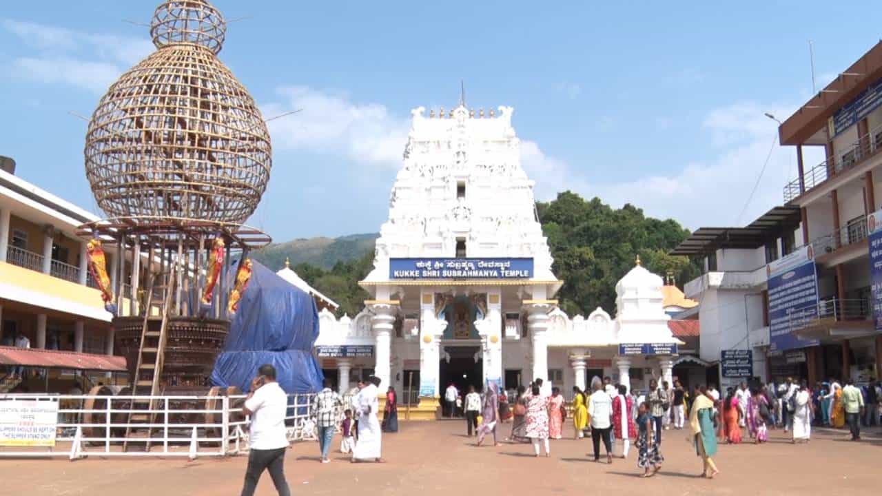 ಕೋಟ್ಯಂತರ ರೂ ಆದಾಯವಿರುವ ದೇಗುಲದಲ್ಲಿ ಅಭಿವೃದ್ಧಿ ಶೂನ್ಯ: ರಾಜ್ಯದ ಶ್ರೀಮಂತ ದೇಗುಲಕ್ಕೆ ಇದೆಂಥಾ ಸ್ಥಿತಿ? ಕೋಟ್ಯಂತರ ರೂ ಆದಾಯವಿರುವ ದೇಗುಲದಲ್ಲಿ ಅಭಿವೃದ್ಧಿ ಶೂನ್ಯ: ರಾಜ್ಯದ ಶ್ರೀಮಂತ ದೇಗುಲಕ್ಕೆ ಇದೆಂಥಾ ಸ್ಥಿತಿ?