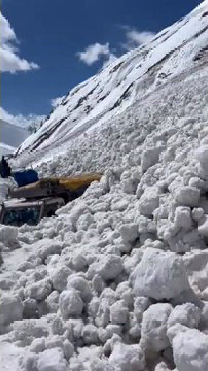 ಲಡಾಖ್‌ನಲ್ಲಿ ಭೀಕರ ಹಿಮಪಾತ; ಹೈವೇಯಲ್ಲಿ ಸಿಲುಕಿಕೊಂಡ ವಾಹನಗಳು