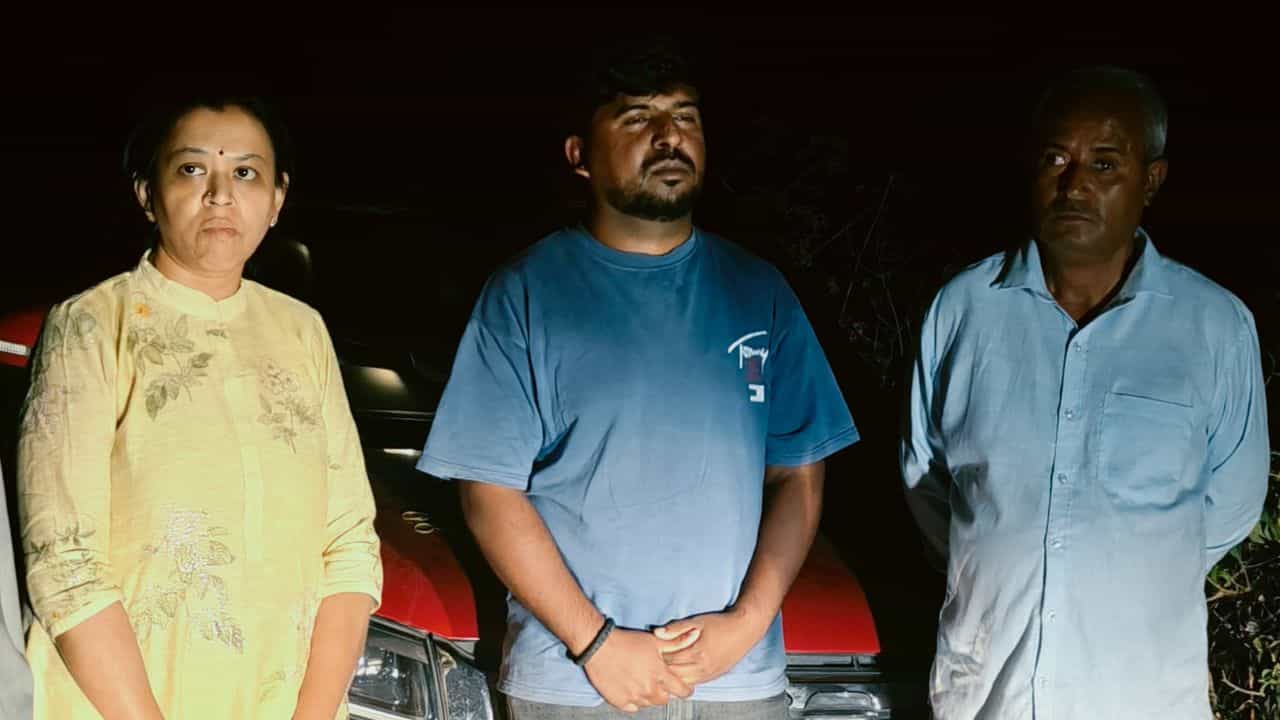 ಮೆಡಿಕಲ್ ಸ್ಟೋರ್ ಪರವಾನಗಿ ನವೀಕರಣಕ್ಕಾಗಿ ಲಂಚ: ಲೋಕಾಯುಕ್ತ ಬಲೆಗೆ ಬಿದ್ದ ಕೋಲಾರ ಡ್ರಗ್ ಕಂಟ್ರೋಲರ್ ಮೆಡಿಕಲ್ ಸ್ಟೋರ್ ಪರವಾನಗಿ ನವೀಕರಣಕ್ಕಾಗಿ ಲಂಚ: ಲೋಕಾಯುಕ್ತ ಬಲೆಗೆ ಬಿದ್ದ ಕೋಲಾರ ಡ್ರಗ್ ಕಂಟ್ರೋಲರ್
