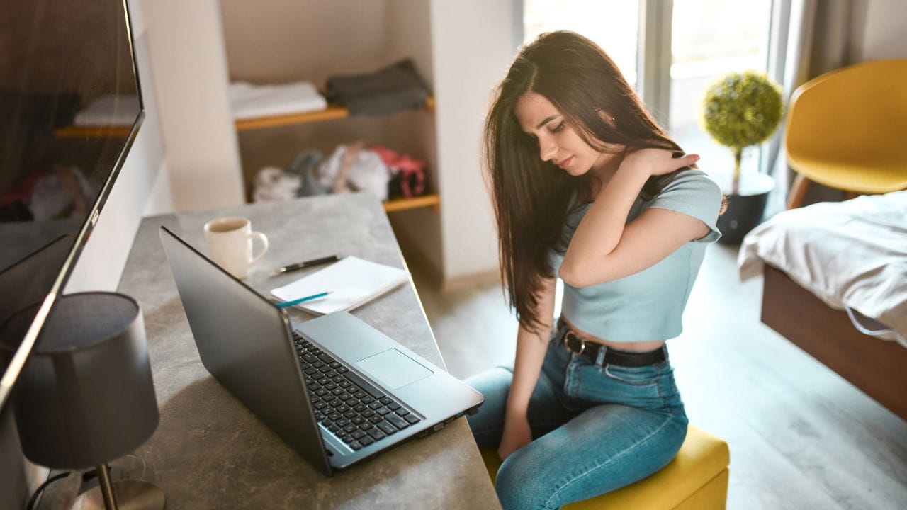 ಗಂಟೆಗಳ ಕಾಲ ಕುಳಿತು ಕೆಲಸ ಮಾಡ್ತೀರಾ? ಹಾಗಿದ್ರೆ ಇನ್ನಾದರೂ ತಪ್ಪದೆ ಈ ವಿಷಯಗಳನ್ನು ತಿಳಿದುಕೊಳ್ಳಿ