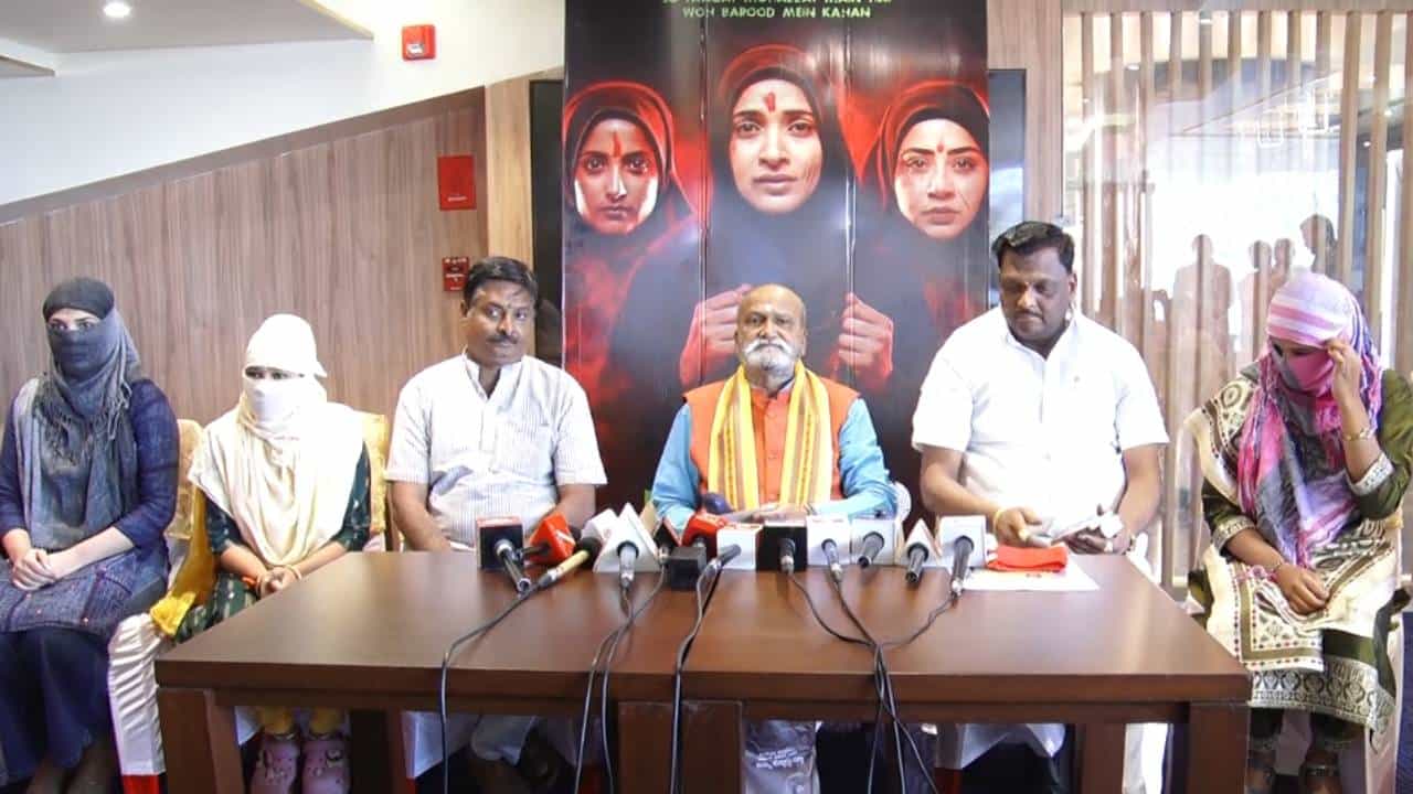 ಹುಬ್ಬಳ್ಳಿ ಮತ್ತೆ ಲವ್ ಜಿಹಾದ್: ಬಲೆಯಿಂದ ಪಾರಾಗಿ ಅಸಲಿ ಕಹಾನಿ ಬಿಚ್ಚಿಟ್ಟ ಸಂತ್ರಸ್ತೆಯರು ಹುಬ್ಬಳ್ಳಿ ಮತ್ತೆ ಲವ್ ಜಿಹಾದ್: ಬಲೆಯಿಂದ ಪಾರಾಗಿ ಅಸಲಿ ಕಹಾನಿ ಬಿಚ್ಚಿಟ್ಟ ಸಂತ್ರಸ್ತೆಯರು