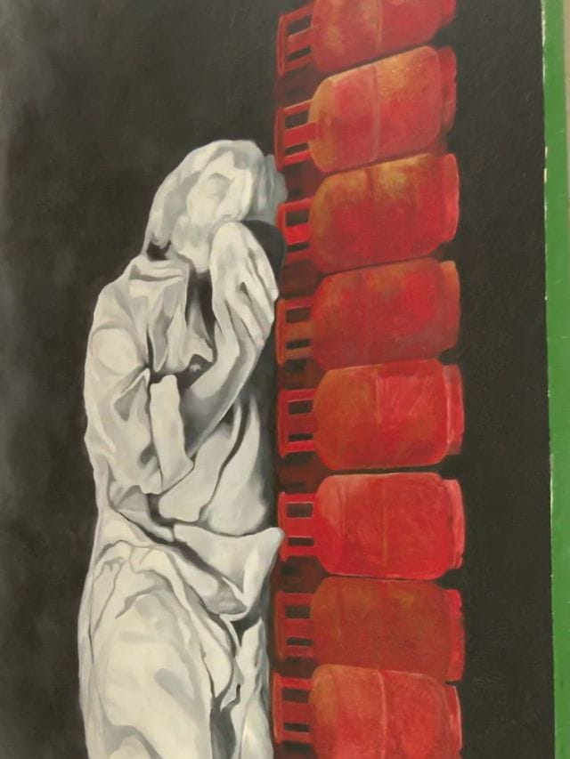 ಖಾಲಿ ಸಿಲಿಂಡರ್ ಮೇಲೆ ಮಲಗಿದ ಹತಾಶ ವ್ಯಕ್ತಿ!