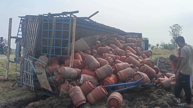 ಗ್ಯಾಸ್ ಸಮಸ್ಯೆ ಮಧ್ಯೆ ಆಘಾತ! ಸಿಲಿಂಡರ್​ ಸಾಗಿಸ್ತಿದ್ದ ಲಾರಿ ಪಲ್ಟಿ