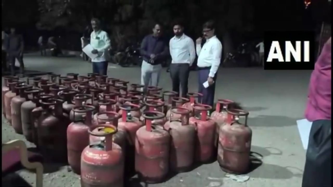 ಯಾದಗಿರಿಯಲ್ಲಿ ಹೋಟೆಲ್​ಗಳ ಮೇಲೆ ದಿಢೀರ್ ದಾಳಿ: ಅಕ್ರಮವಾಗಿ ಇರಿಸಿದ್ದ 45 ಎಲ್​ಪಿಜಿ ಸಿಲಿಂಡರ್ ಜಪ್ತಿ