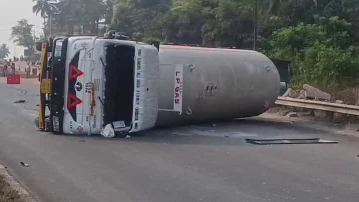 ಉಡುಪಿ: ಚಾಲಕನ ನಿಯಂತ್ರಣ ತಪ್ಪಿ ಎಲ್ಪಿಜಿ ಗ್ಯಾಸ್ ಟ್ಯಾಂಕರ್ ಪಲ್ಟಿ ಉಡುಪಿ: ಚಾಲಕನ ನಿಯಂತ್ರಣ ತಪ್ಪಿ ಎಲ್ಪಿಜಿ ಗ್ಯಾಸ್ ಟ್ಯಾಂಕರ್ ಪಲ್ಟಿ